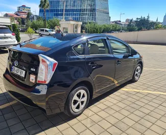 Wynajmij Toyota Prius 2015 w Gruzji. Paliwo: Hybryda. Moc: 98 KM ➤ Koszt od 50 GEL za dobę.