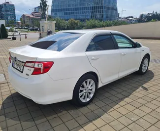 Wynajmij Toyota Camry 2014 w Gruzji. Paliwo: Hybryda. Moc: 154 KM ➤ Koszt od 85 GEL za dobę.