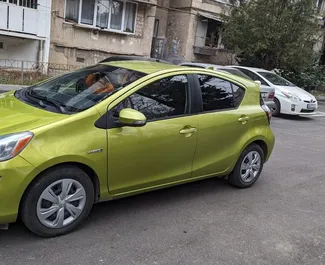 Wynajmij Toyota Prius C 2015 w Gruzji. Paliwo: Benzyna. Moc: 120 KM ➤ Koszt od 80 GEL za dobę.