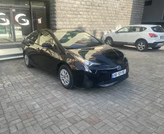 Wynajmij Toyota Prius 2017 w Gruzji. Paliwo: Hybryda. Moc: 120 KM ➤ Koszt od 100 GEL za dobę.