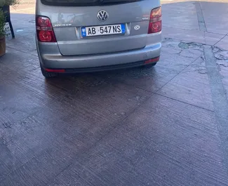 Wynajmij Volkswagen Touran 2009 w Albanii. Paliwo: Diesel. Moc: 120 KM ➤ Koszt od 26 EUR za dobę.