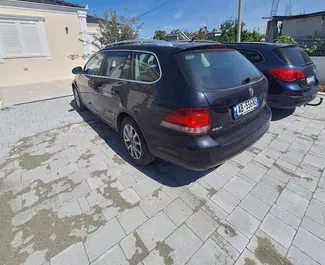 Wynajmij Volkswagen Golf Variant 2010 w Albanii. Paliwo: Benzyna. Moc: 100 KM ➤ Koszt od 29 EUR za dobę.