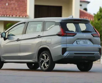 Wynajmij Mitsubishi Xpander 2023 w ZEA. Paliwo: Benzyna. Moc: 180 KM ➤ Koszt od 150 AED za dobę.