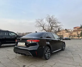 Wynajmij Toyota Corolla Sedan 2022 w Gruzji. Paliwo: Benzyna. Moc: 180 KM ➤ Koszt od 135 GEL za dobę.