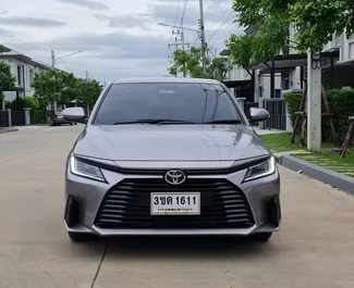 Wynajem samochodu Toyota Yaris Ativ nr 8086 (Automatyczna) na lotnisku Don Mueang w Bangkoku, z silnikiem 1,6l. Benzyna ➤ Bezpośrednio od Kasam w Tajlandii.