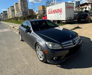 Wynajmij Mercedes-Benz C-Class 2010 w Albanii. Paliwo: Benzyna. Moc: 140 KM ➤ Koszt od 55 EUR za dobę.