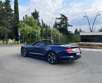 Wnętrze Ford Mustang Cabrio do wynajęcia w Gruzji. Doskonały samochód 4-osobowy. ✓ Skrzynia Automatyczna.