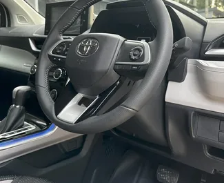 Toyota Veloz 2024 do wynajęcia na lotnisku w Phuket. Limit przebiegu nieograniczony.