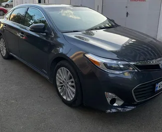 Wynajmij Toyota Avalon 2019 w Gruzji. Paliwo: Hybryda. Moc: 150 KM ➤ Koszt od 170 GEL za dobę.