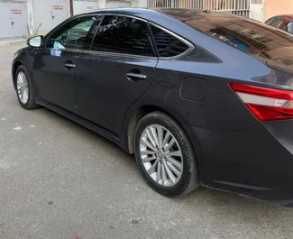 Wnętrze Toyota Avalon do wynajęcia w Gruzji. Doskonały samochód 5-osobowy. ✓ Skrzynia Automatyczna.