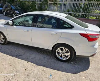 Wynajmij Ford Focus 2015 w Albanii. Paliwo: Benzyna. Moc: 105 KM ➤ Koszt od 25 EUR za dobę.