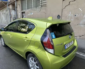 Wynajmij Toyota Prius C 2016 w Gruzji. Paliwo: Benzyna. Moc: 150 KM ➤ Koszt od 180 GEL za dobę.