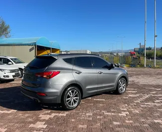 Wynajmij Hyundai Santa Fe 2015 w Albanii. Paliwo: Benzyna. Moc: 264 KM ➤ Koszt od 40 EUR za dobę.