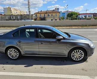 Wynajmij Volkswagen Jetta 2018 w Albanii. Paliwo: Diesel. Moc: 102 KM ➤ Koszt od 30 EUR za dobę.