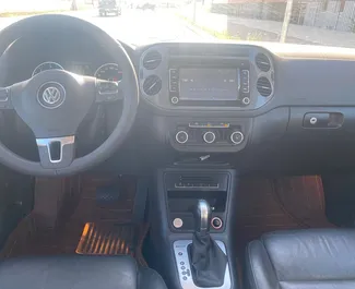 Wynajmij Volkswagen Tiguan 2016 w Albanii. Paliwo: Benzyna. Moc: 150 KM ➤ Koszt od 40 EUR za dobę.