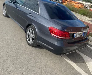 Wynajmij Mercedes-Benz E-Class 2015 w Albanii. Paliwo: Benzyna. Moc: 136 KM ➤ Koszt od 40 EUR za dobę.