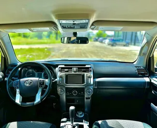 Wynajmij Toyota 4 Runner 2020 w Gruzji. Paliwo: Benzyna. Moc: 270 KM ➤ Koszt od 202 GEL za dobę.