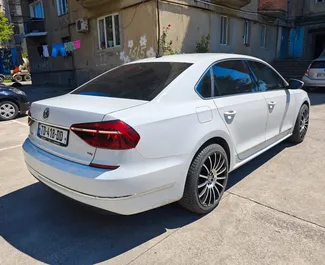 Volkswagen Passat 2017 do wynajęcia na lotnisku w Kutaisi. Limit przebiegu nieograniczony.