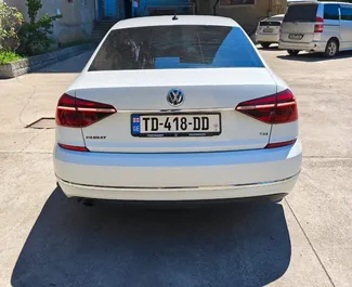 Wnętrze Volkswagen Passat do wynajęcia w Gruzji. Doskonały samochód 5-osobowy. ✓ Skrzynia Automatyczna.