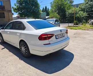 Volkswagen Passat 2017 – wynajem od właścicieli na lotnisku w Kutaisi (Gruzja).