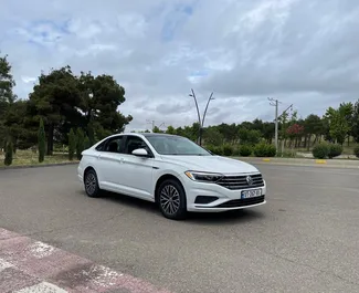 Wynajmij Volkswagen Jetta 2019 w Gruzji. Paliwo: Benzyna. Moc: 150 KM ➤ Koszt od 90 GEL za dobę.