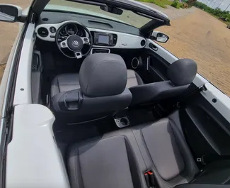 Wynajmij Volkswagen Beetle Cabrio 2018 w Gruzji. Paliwo: Benzyna. Moc: 174 KM ➤ Koszt od 202 GEL za dobę.