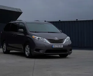 Wynajmij Toyota Sienna 2018 w Gruzji. Paliwo: Benzyna. Moc: 240 KM ➤ Koszt od 200 GEL za dobę.