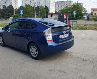 Wynajmij Toyota Prius 2014 w Gruzji. Paliwo: Hybryda. Moc: 160 KM ➤ Koszt od 72 GEL za dobę.