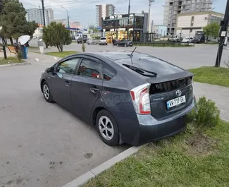 Wynajmij Toyota Prius 2015 w Gruzji. Paliwo: Hybryda. Moc: 180 KM ➤ Koszt od 72 GEL za dobę.