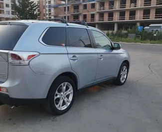 Wynajmij Mitsubishi Outlander 2016 w Gruzji. Paliwo: Benzyna. Moc: 240 KM ➤ Koszt od 130 GEL za dobę.