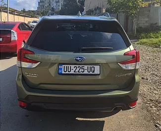 Wnętrze Subaru Forester do wynajęcia w Gruzji. Doskonały samochód 5-osobowy. ✓ Skrzynia Automatyczna.