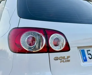 Wnętrze Volkswagen Golf Plus do wynajęcia w Hiszpanii. Doskonały samochód 5-osobowy. ✓ Skrzynia Automatyczna.