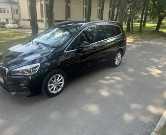 Wynajmij BMW 220 Activ Tourer 2020 w Czarnogórze. Paliwo: Diesel. Moc: 115 KM ➤ Koszt od 50 EUR za dobę.