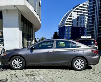 Wynajmij Toyota Camry 2016 w Gruzji. Paliwo: Hybryda. Moc: 156 KM ➤ Koszt od 100 GEL za dobę.