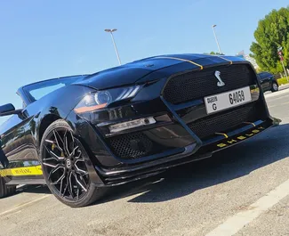 Wnętrze Ford Mustang Coupe do wynajęcia w ZEA. Doskonały samochód 4-osobowy. ✓ Skrzynia Automatyczna.