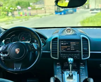 Wnętrze Porsche Cayenne Turbo do wynajęcia w Gruzji. Doskonały samochód 5-osobowy. ✓ Skrzynia Automatyczna.