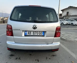 Wynajem samochodu Volkswagen Touran nr 11072 (Automatyczna) na lotnisku w Tiranie, z silnikiem 1,9l. Diesel ➤ Bezpośrednio od Enrigen w Albanii.