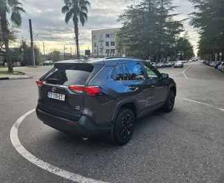 Wynajmij Toyota Rav4 2020 w Gruzji. Paliwo: Benzyna. Moc: 203 KM ➤ Koszt od 160 GEL za dobę.