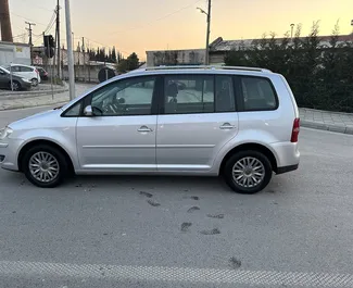 Wynajmij Volkswagen Touran 2010 w Albanii. Paliwo: Diesel. Moc:  KM ➤ Koszt od 17 EUR za dobę.