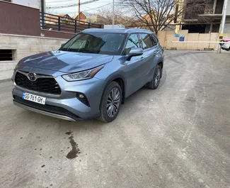 Wnętrze Toyota Highlander do wynajęcia w Gruzji. Doskonały samochód 7-osobowy. ✓ Skrzynia Automatyczna.