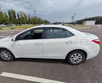 Wynajmij Toyota Corolla Sedan 2016 w Gruzji. Paliwo: Benzyna. Moc: 150 KM ➤ Koszt od 95 GEL za dobę.