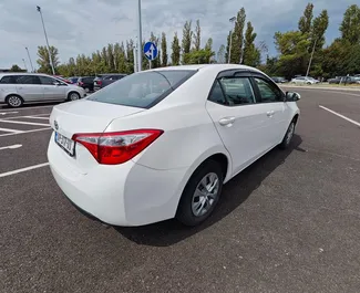 Toyota Corolla Sedan 2016 do wynajęcia na lotnisku w Kutaisi. Limit przebiegu nieograniczony.