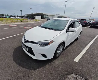 Wynajem samochodu Toyota Corolla Sedan nr 10995 (Automatyczna) na lotnisku w Kutaisi, z silnikiem 1,8l. Benzyna ➤ Bezpośrednio od Nika w Gruzji.