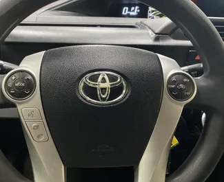 Wnętrze Toyota Prius C do wynajęcia w Gruzji. Doskonały samochód 5-osobowy. ✓ Skrzynia Automatyczna.