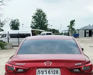 Wnętrze Mazda 2 do wynajęcia w Tajlandii. Doskonały samochód 5-osobowy. ✓ Skrzynia Automatyczna.