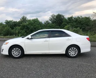 Wynajmij Toyota Camry 2012 w Gruzji. Paliwo: Hybryda. Moc: 181 KM ➤ Koszt od 80 GEL za dobę.