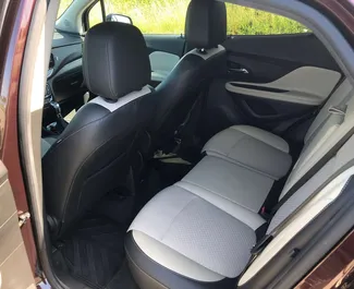 Wnętrze Buick Encore do wynajęcia w Gruzji. Doskonały samochód 5-osobowy. ✓ Skrzynia Automatyczna.