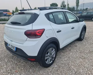 Wynajmij Dacia Sandero Stepway 2024 w Albanii. Paliwo: Benzyna. Moc: 90 KM ➤ Koszt od 20 EUR za dobę.