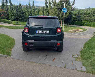 Wnętrze Jeep Renegade do wynajęcia w Gruzji. Doskonały samochód 5-osobowy. ✓ Skrzynia Automatyczna.