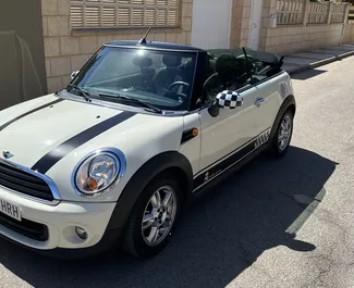 Wnętrze Mini Cooper Cabrio do wynajęcia w Hiszpanii. Doskonały samochód 4-osobowy. ✓ Skrzynia Automatyczna.